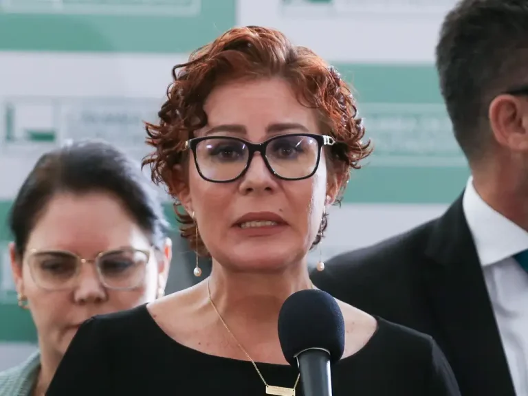 Sete Mulheres Brasileiras Estão na Lista da Interpol — Incluindo Carla Zambelli