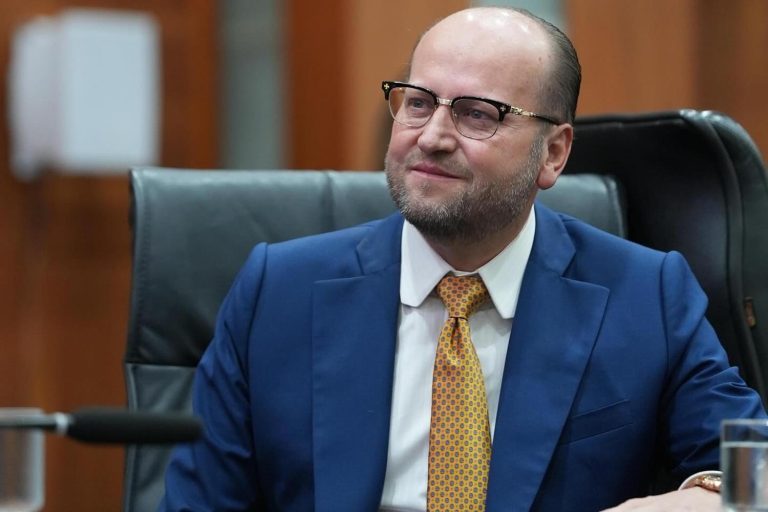 Investigado em fraudes do INSS, Nelson Wilians é advogado da viúva de Gugu