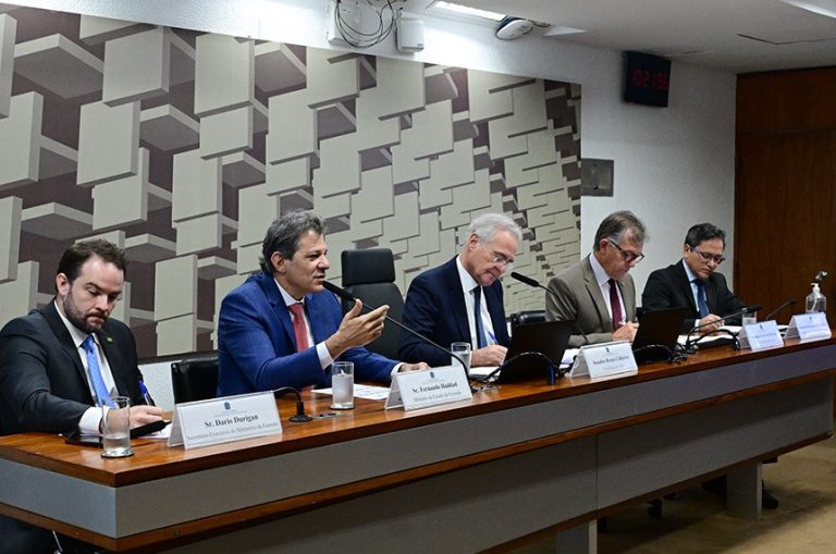Haddad propõe isenção de imposto de renda para salários de até R$ 5 mil até 2025.