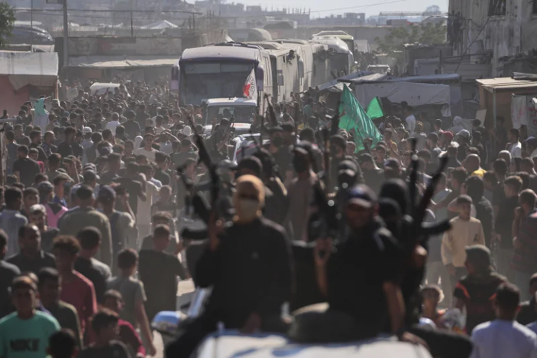 Acordo entre Israel e Hamas inicia libertação de reféns e traz trégua após dois anos de guerra