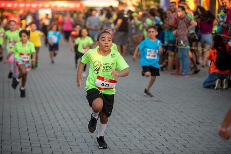Crianças do Ceará participam da Maratoninha Sesc 2025, percorrendo circuito pela região.