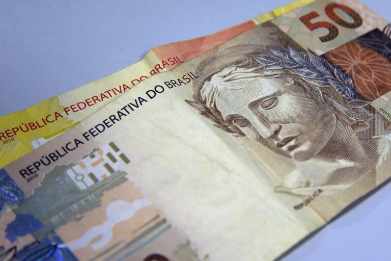 Salário mínimo sobe para R$ 1.621 a partir de janeiro de 2026
