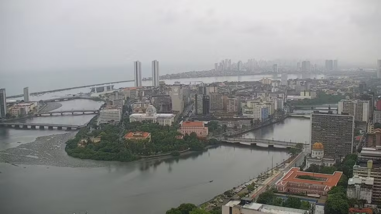 Carnaval sob a água: Recife revive caos com ruas alagadas