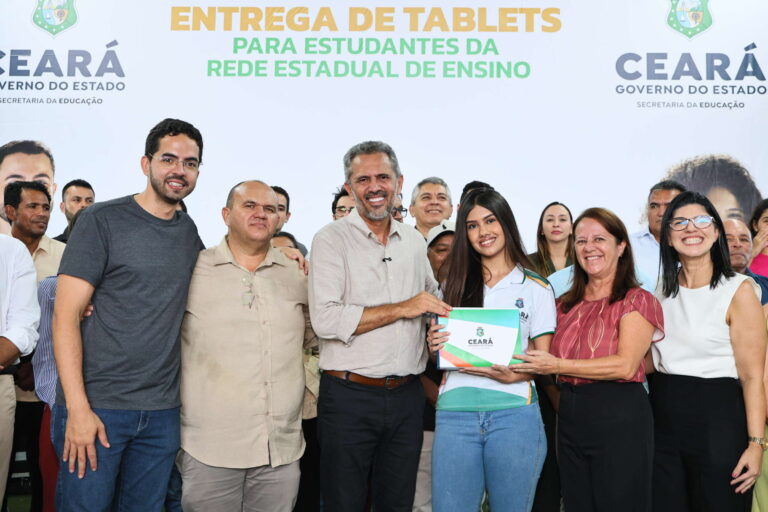 Ceará promove inclusão digital com entrega de tablets e inauguração de areninha no Cariri Oeste