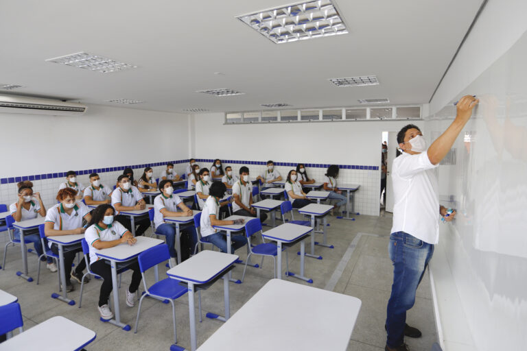 Instituições de ensino poderão incluir matéria sobre política e cidadania na grade curricular
