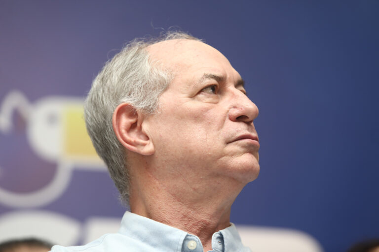 Ciro mantém silêncio sobre participação em evento de Flávio Bolsonaro na capital cearense