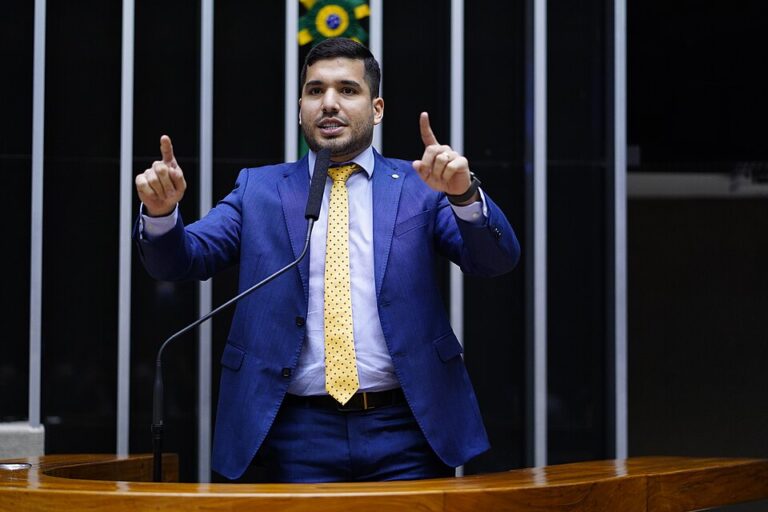 STF encerra apuração sobre André Fernandes, alegando falta de evidências de influência