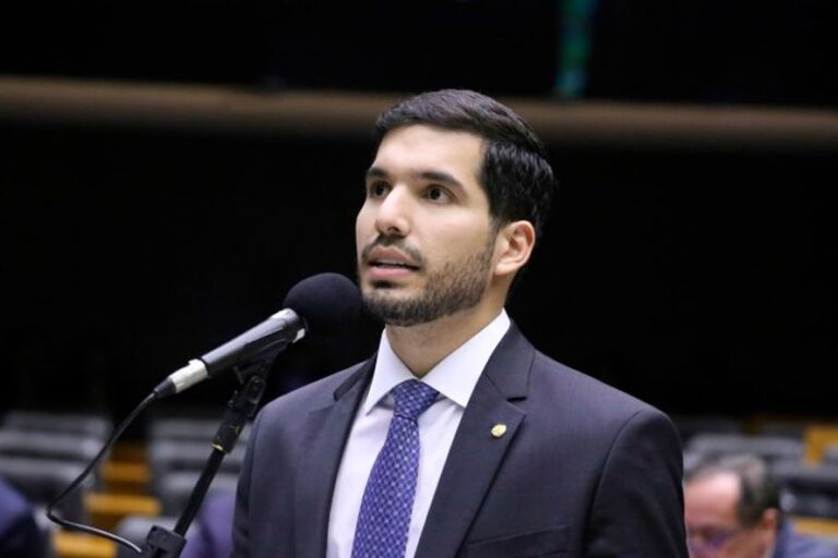 Moraes decide encerrar apurações envolvendo André Fernandes e Sílvia Waiãpi