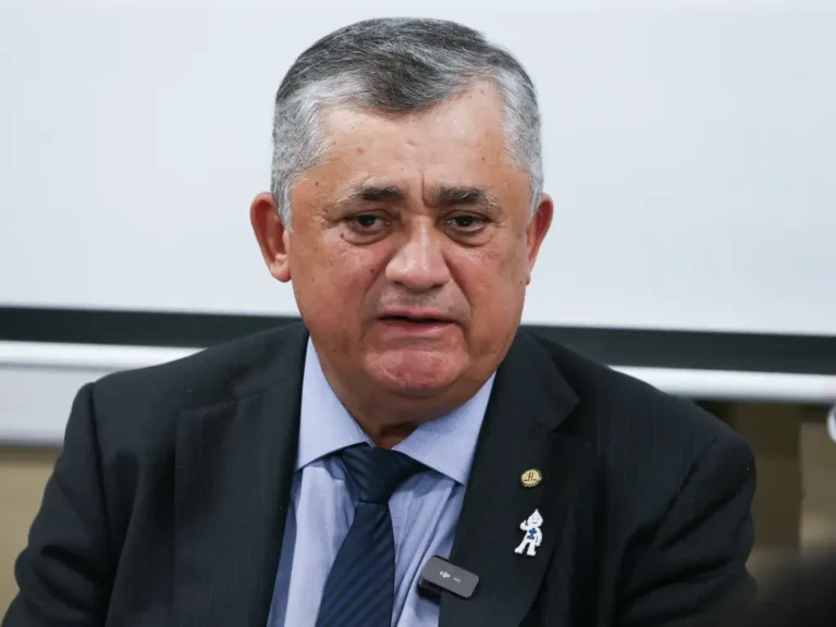 Guimarães ataca adversários no Ceará e classifica aliança como “lama