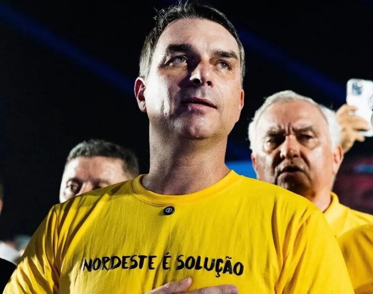 Flávio Bolsonaro visita o Ceará enquanto PL planeja estratégias para 2026