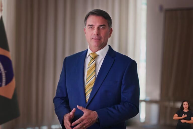 Em vídeo, Flávio Bolsonaro defende fim da reeleição e cita crise no STF