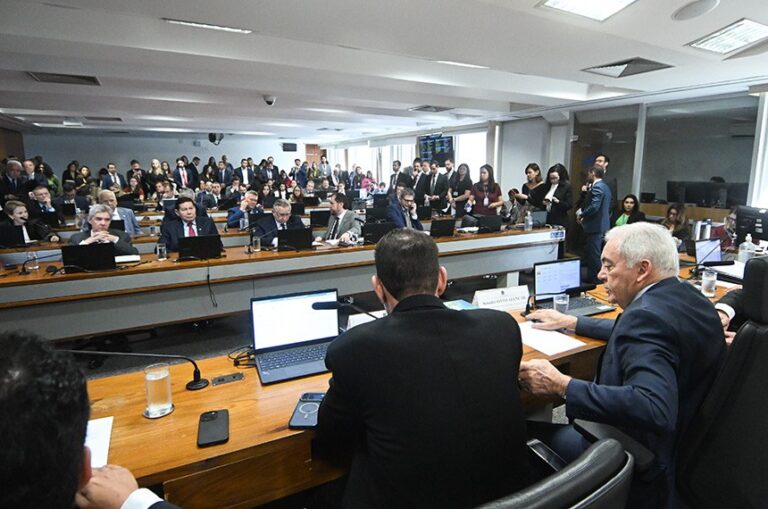 Senado adia votação da PEC que acaba com escala 6×1