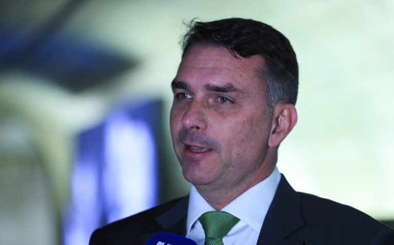 Novas Revelações no Debate sobre o Fim da Escala 6 por 1 com o Apoio de Flávio Bolsonaro