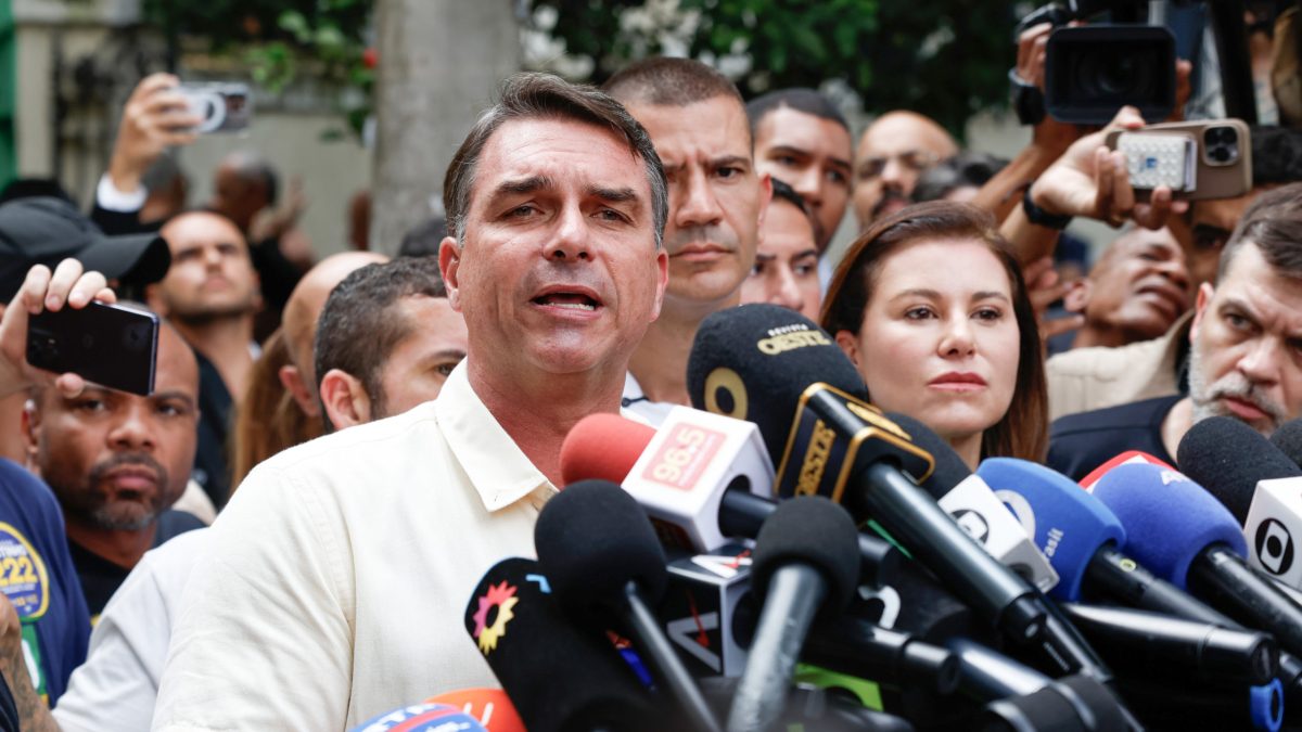 Flávio se declara “legítimo presidente eleito” em carta aberta ao povo brasileiro; confira o conteúdo completo